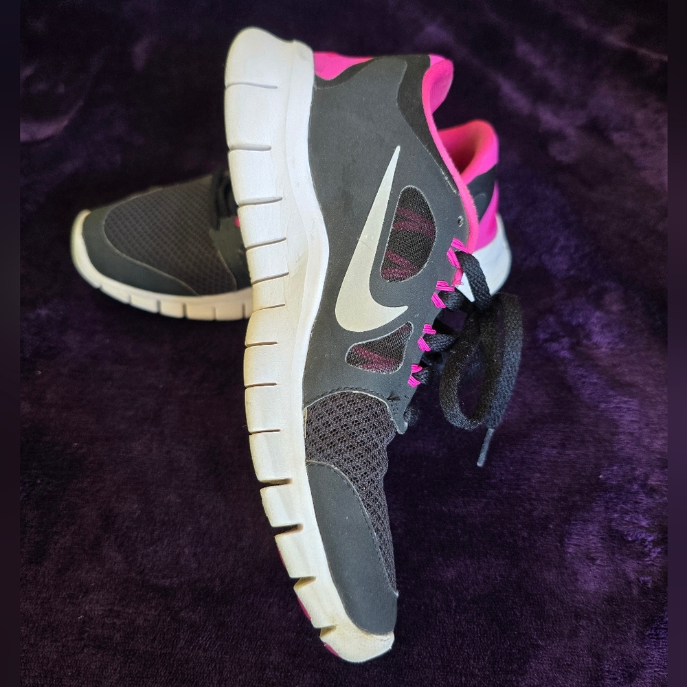 Nike Black and Pink Sneakers | Big Kid Size 3.5 - Picture 6 of 13